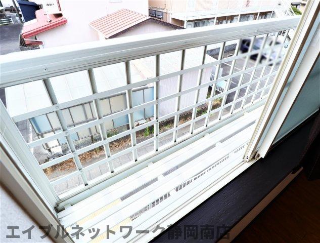 【静岡市駿河区池田のアパートのバルコニー】