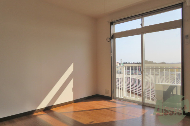 その他部屋・スペース　お部屋の窓は大きなものがあり、陽当りも良好です。