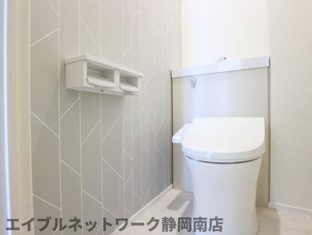 トイレ　落ち着いた色調のトイレです