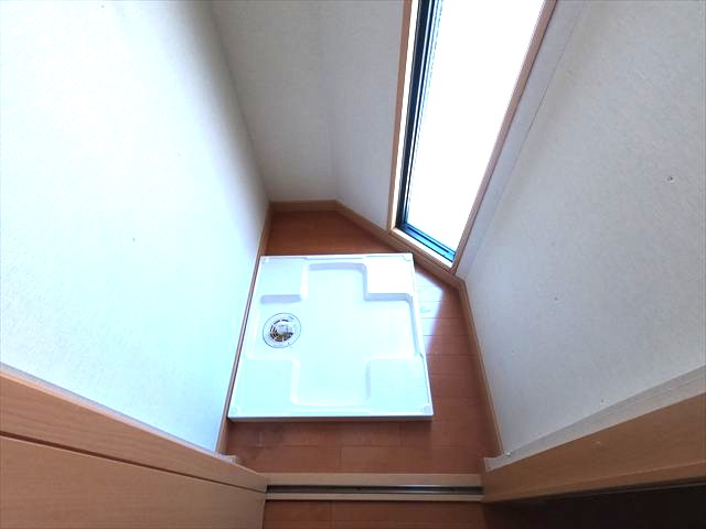 洗面設備　室内洗濯機置き場。扉も有りますよ～。