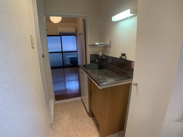 キッチン　キッチンは収納付なので、調理器具など必要な物を収納できます☆