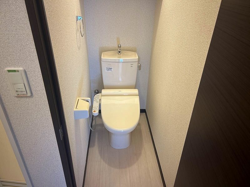 トイレ　温水洗浄便座です。