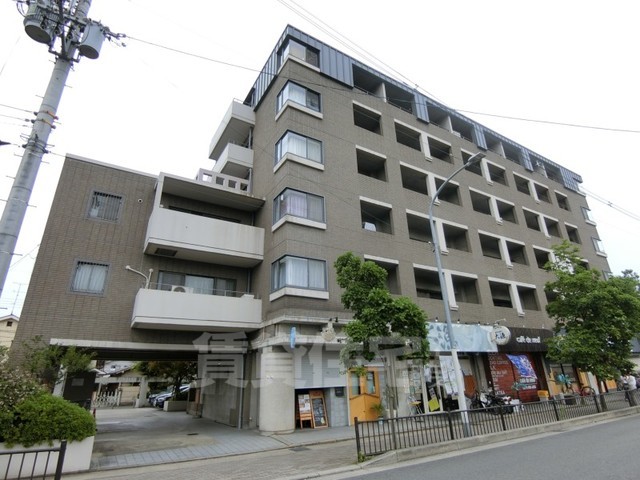 京都市西京区川島北裏町のマンションの建物外観