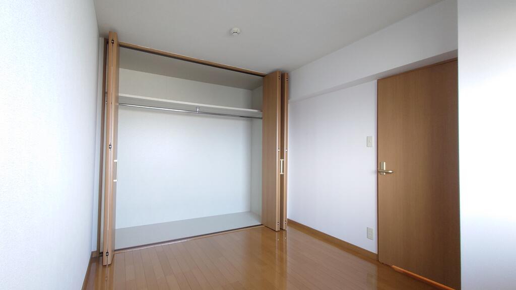 収納　玄関横洋室