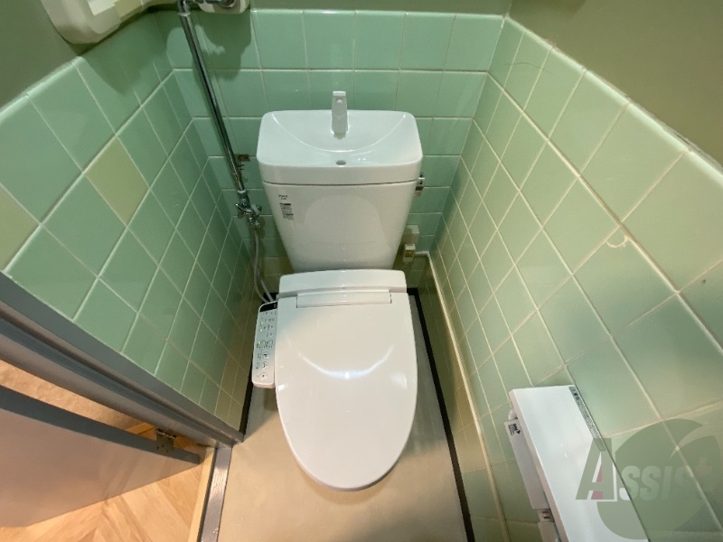 トイレ　ウォシュレット機能がついたトイレです。安心して使用できますね