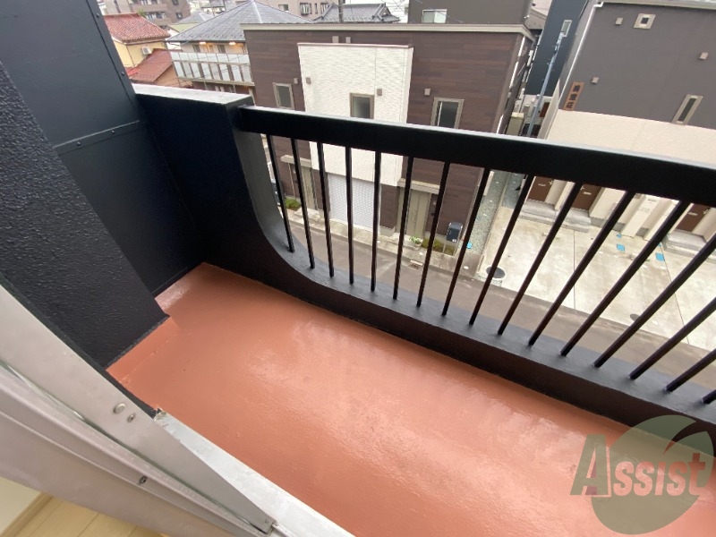 バルコニー　バルコニーは陽当たり良好で、洗濯物も乾きやすいですね