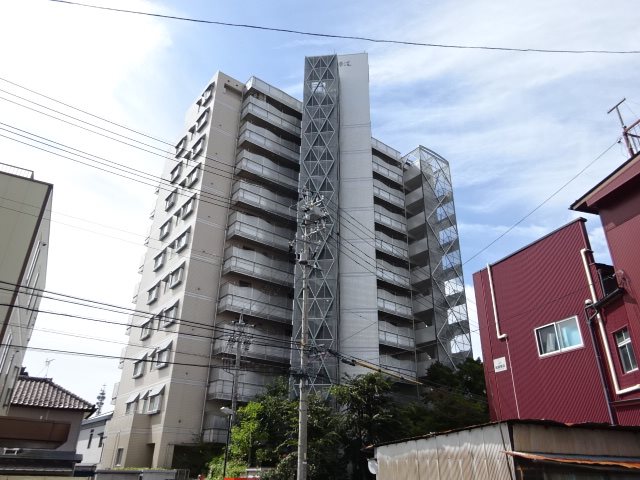 長野市大字鶴賀のマンションの建物外観
