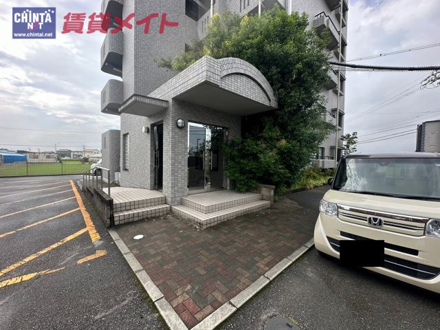 【伊勢市御薗町上條のマンションのエントランス】