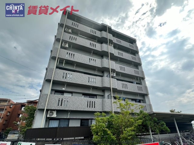 伊勢市御薗町上條のマンションの建物外観