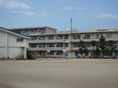 【シティハイツ三郎丸の小学校】