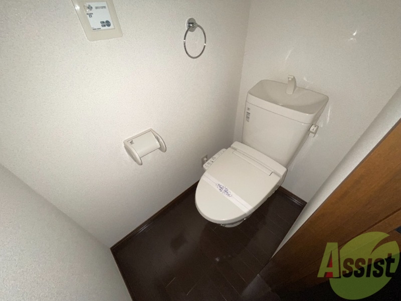 トイレ　温水洗浄便座なので快適に使用できそうですね。