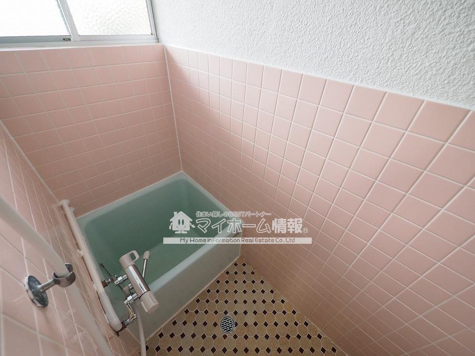 バス・シャワールーム　小窓付きで明るさと風通しをよくします