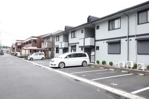 【湖南市岩根中央のアパートの駐車場】