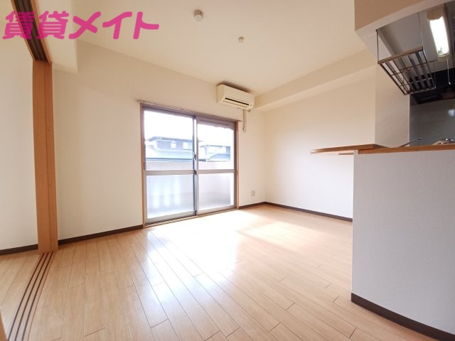 居室・リビング　同物件別室写真