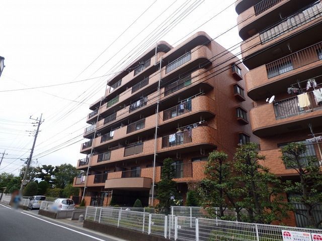 川口市北原台のマンションの建物外観