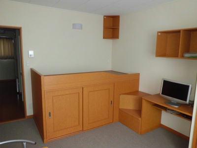 居室・リビング　丈夫なベッドでぐっすり眠れます。