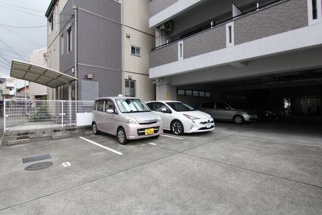 【松山市南持田町のマンションの駐車場】