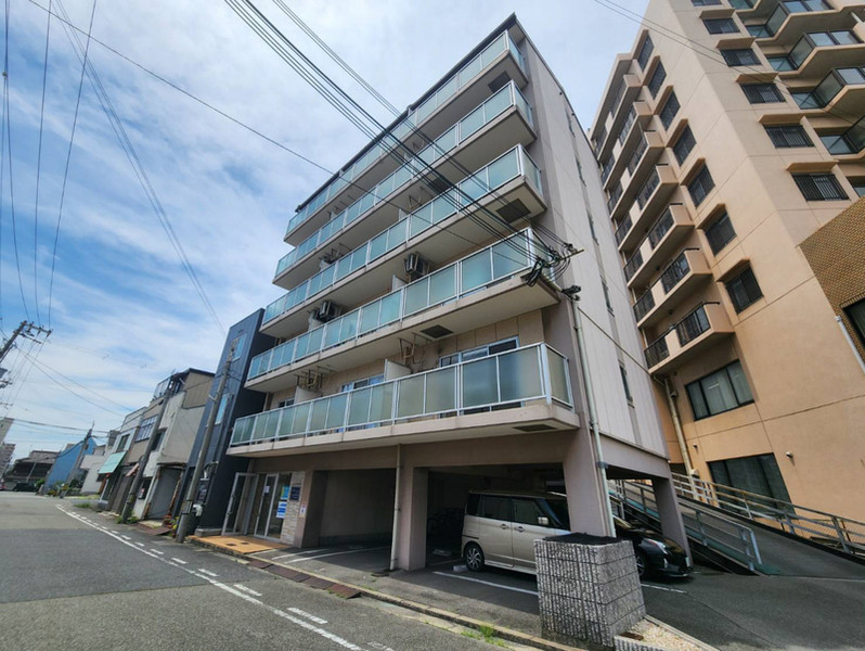 【ファーストイン夢前川駅前の建物外観】