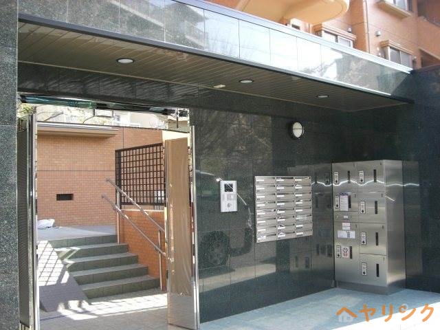 【名古屋市名東区つつじが丘のマンションのエントランス】