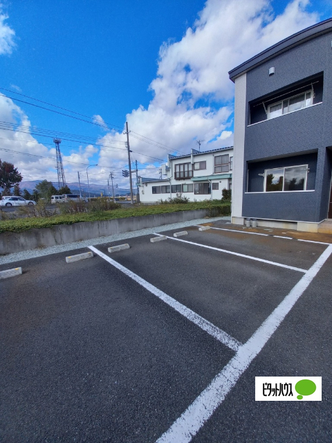 【村山市楯岡俵町のアパートの駐車場】