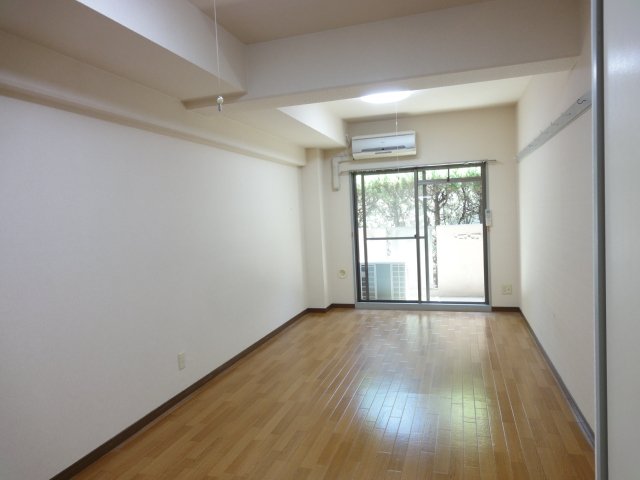 居室・リビング　同物件、別号室のものです。