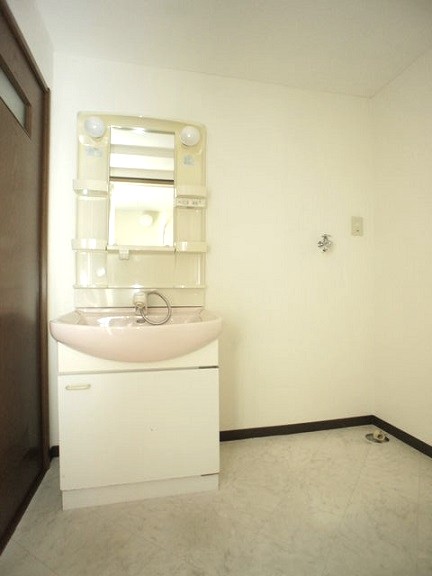 洗面設備　洗髪洗面化粧台と洗濯機置き場があります♪