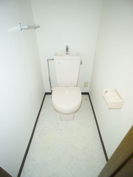 トイレ　温水洗浄暖房便座機能付きです♪