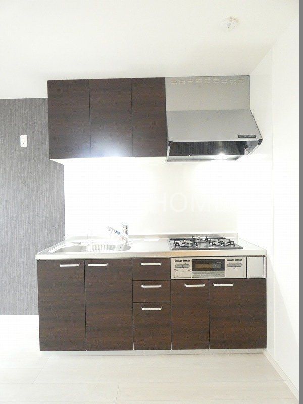 キッチン　3口ガスコンロのシステムキッチンです。