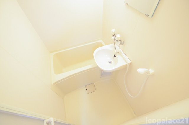 バス・シャワールーム　落ち着いた空間のお風呂です