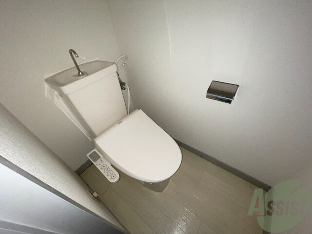 トイレ　トイレの窓や床もなかなかいい感じですねー