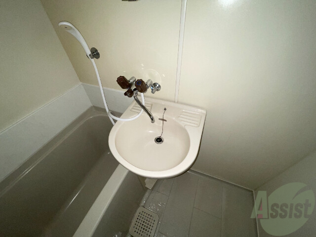 洗面設備　歯磨きも洗い物も何でも洗えちゃいますよ～。