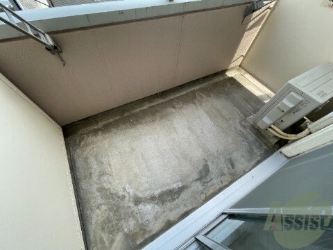 バルコニー　お天気の良い日は布団も干せてポカポカですね。