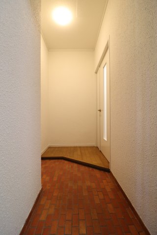玄関　入居前の写真です。