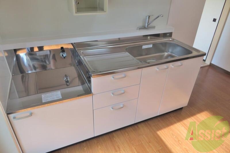 キッチン　キッチンが白基調で清潔感ありますね。