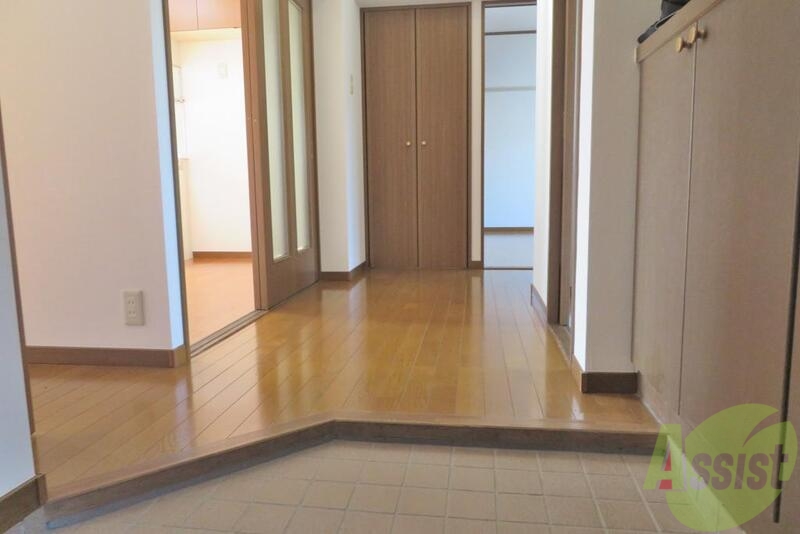 玄関　玄関も広々としていて、お友達がいっぱい来ても大丈夫ですね。