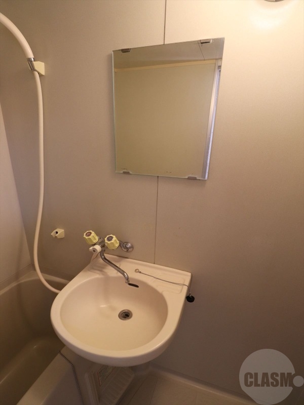 洗面設備　鏡つきの洗面台