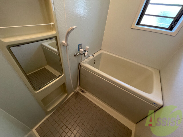 バス・シャワールーム　バスルームは狭すぎず、シャワーも浴びやすそうです。