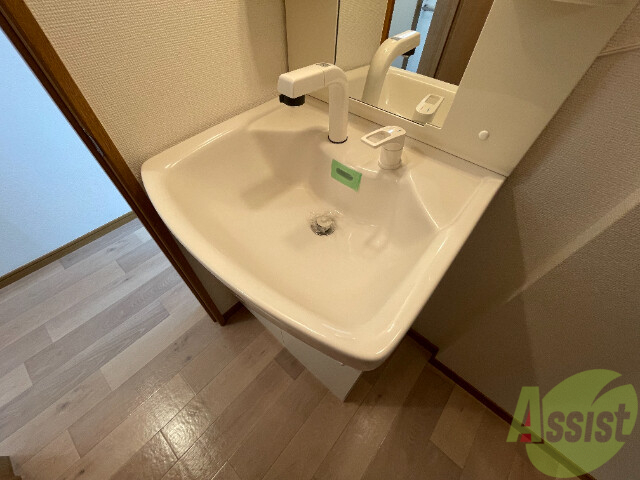 洗面設備　洗面台は独立していて、朝の準備も捗りそうです。