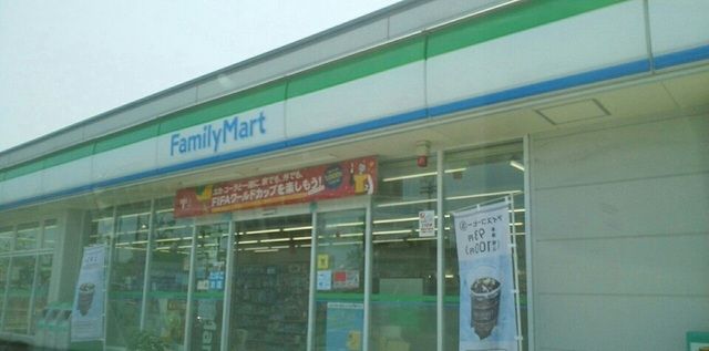 コンビニ　ファミリーマートさん（コンビニ）まで500m