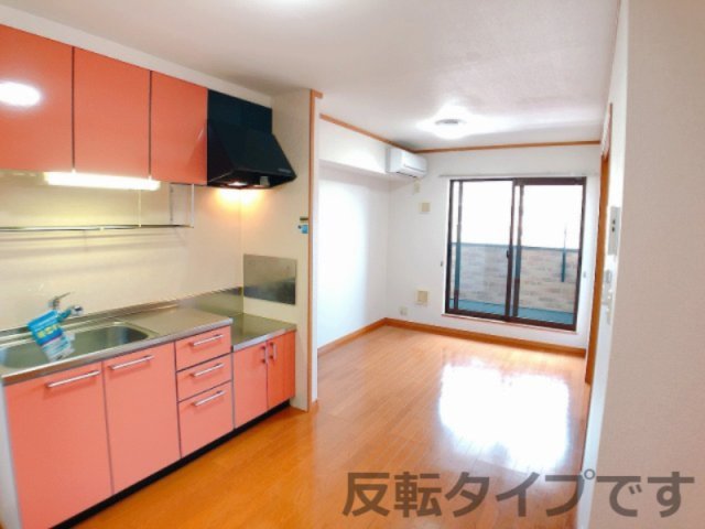 居室・リビング　食器棚などの配置も可能な広々ダイニング