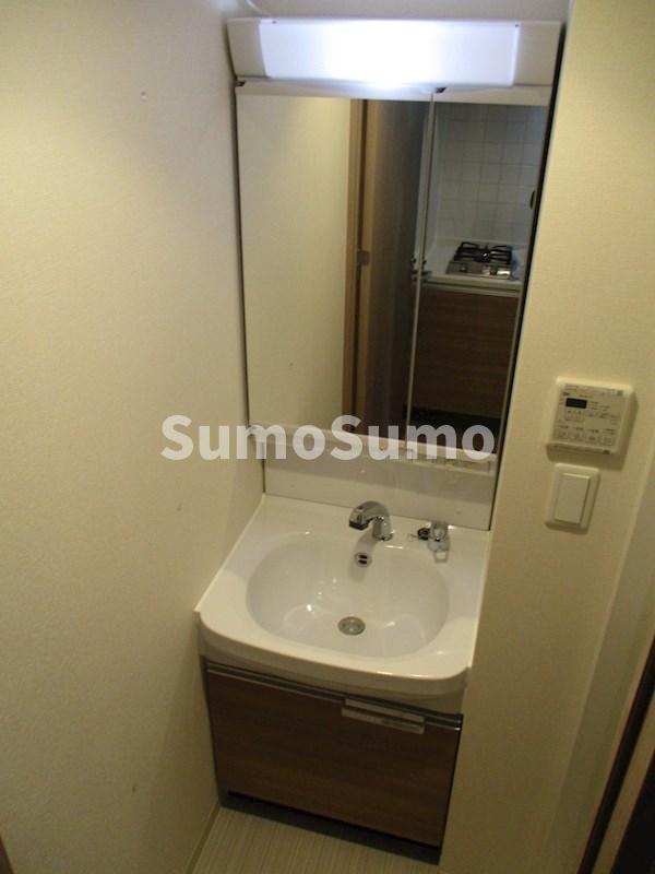 洗面設備　朝の支度にも助かる、独立の洗髪洗面化粧台