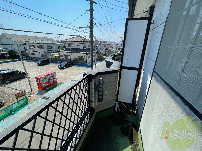 バルコニー　バルコニーがあるので天気がいい日は外に干せそうですね。