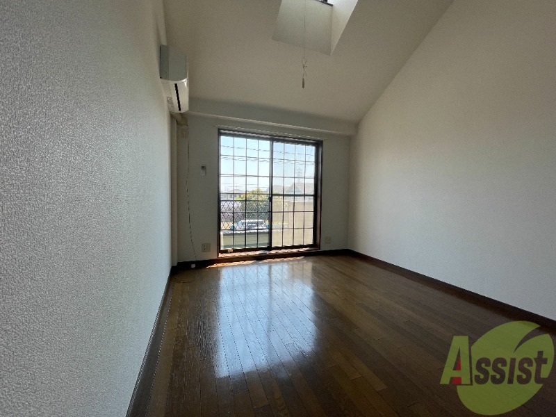 居室・リビング　南向きの部屋なので陽当たりがよく明るい印象ですね。