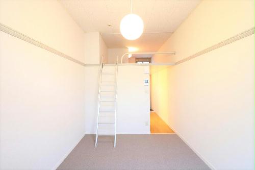 居室・リビング　（※一部の号室では家具家電なし）１Ｆ・２Ｆともに絨毯仕様