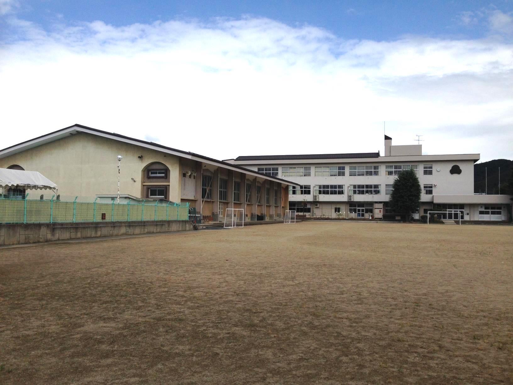 小学校　山形市立第五小学校（小学校）まで670m