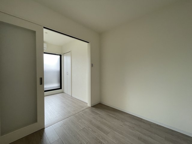 居室・リビング　同物件別号室のものです。