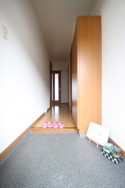 玄関　※別号室の参考写真のため現況優先です。