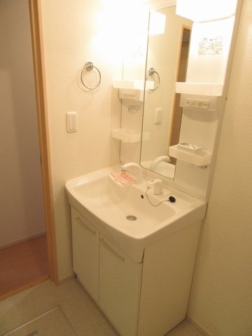 洗面設備　明るい洗面所です