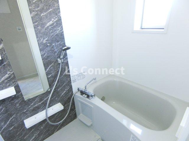 バス・シャワールーム　追焚き、浴室乾燥付きのお風呂。