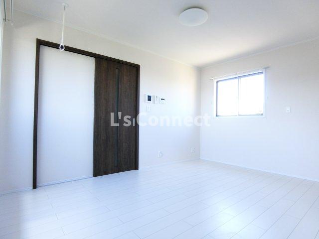 その他部屋・スペース　明るい色合いの内装です。